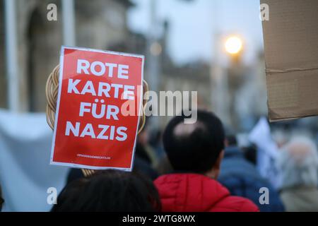 Coburg, Allemagne. 17 mars 2024. Une pancarte anti-nazie vue lors d'un rassemblement. Une manifestation anti-AFD a eu lieu à Coburg avec des orateurs de plusieurs partis et groupes qui se sont adressés à une foule nombreuse à Schlossplatz. L’événement s’est conclu par une chaîne de lumières créée par des personnes utilisant les torches de leurs téléphones portables. Parmi les intervenants présents à l’événement figuraient des représentants du Parti vert, des syndicats et des organisations locales ainsi que des immigrants qui vivent en Allemagne depuis plusieurs années. Crédit : SOPA images Limited/Alamy Live News Banque D'Images