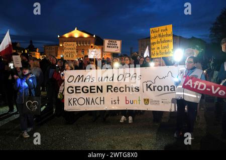 Coburg, Allemagne. 17 mars 2024. Les manifestants tiennent une banderole et des pancartes pendant la manifestation. Une manifestation anti-AFD a eu lieu à Coburg avec des orateurs de plusieurs partis et groupes qui se sont adressés à une foule nombreuse à Schlossplatz. L’événement s’est conclu par une chaîne de lumières créée par des personnes utilisant les torches de leurs téléphones portables. Parmi les intervenants présents à l’événement figuraient des représentants du Parti vert, des syndicats et des organisations locales ainsi que des immigrants qui vivent en Allemagne depuis plusieurs années. Crédit : SOPA images Limited/Alamy Live News Banque D'Images