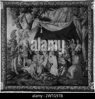 Famille de Darius avant Alexandre. Le Brun, Charles (français, 1619-1690) (dessiné après) [peintre] c. 1700-1750 tapisserie dimensions : H 8'8' x l 8'10' tapisserie matériaux/techniques : culture inconnue : Centre de tissage flamand : propriété inconnue histoire : Français & Co. Alexandre accompagné d'Héphaestion, à la fois en armure avec des casques à plumes (l, milieu) ; famille de Darius sous tente, agenouillé devant Alexandre (R, milieu) ; tentes (l, fond) (BRD) tordant feuilles d'acanthe entrecoupées de fleurs version condensée, omettant les extrémités de la composition complète. Échec de la feuille de stock française et coréenne Banque D'Images