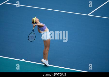 MIAMI GARDENS, FLORIDE - 17 MARS : Katie Boulter, de Grande-Bretagne, s'entraîne lors du premier jour de qualification au Hard Rock Stadium le 17 mars 2024 à Miami Gardens, Floride. (Photo de Mauricio Paiz) Banque D'Images