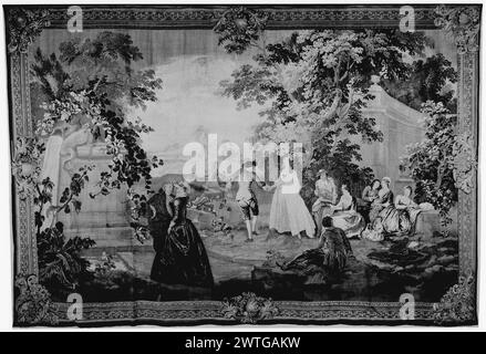Danse. Watteau, Jean Antoine (français, 1684-1721) (dessiné après) [peintre] Pater, Jean-Baptiste Joseph (français, 1695-1736) (dessiné après) [peintre] Bradshaw, George Smith (britannique, 1717-1812) (atelier) [tisserand] c. 1730-1760 dimensions de tapisserie : H 9'8' x l 14'9' matériaux/techniques de tapisserie : inconnu culture : English Weaving Center : London Ownership History : French & Co. acheté de Percival Farghar, 10/8/1917; vendu à R. B. Mellon 10/19/1921 [SS 4461]. French & Co. acheté de MRS Alan M. Scaife, 12/28/1939 [SS 41390]. Couple se promenant vers la fontaine (l, premier plan), couple dansant Banque D'Images