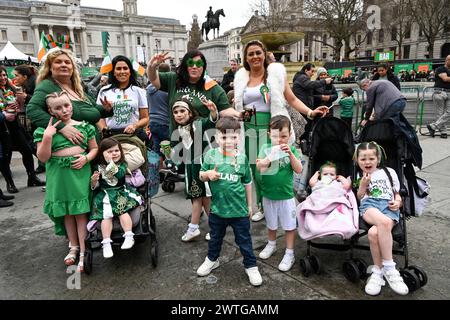 Londres, Royaume-Uni. 17 mars 2024. Des milliers de personnes assistent à la Saint Patrick's Day 2024 célébrations culture irlandaise spectacles spectaculaires, groupes irlandais, danseurs irlandais à Trafalgar Square. Crédit : Voir Li/Picture Capital/Alamy Live News Banque D'Images