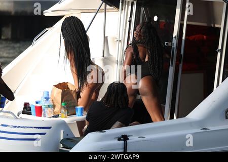 Miami, Floride, États-Unis. 17 mars 2024. Les couvre-feux à South Beach mènent aux Spring Breakers qui prennent les voies navigables le 17 mars 2024 à Miami, en Floride. Crédit : Mpi34/Media Punch/Alamy Live News Banque D'Images