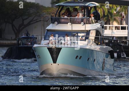 Miami, Floride, États-Unis. 17 mars 2024. Les couvre-feux à South Beach mènent aux Spring Breakers qui prennent les voies navigables le 17 mars 2024 à Miami, en Floride. Crédit : Mpi34/Media Punch/Alamy Live News Banque D'Images