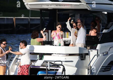 Miami, Floride, États-Unis. 17 mars 2024. Les couvre-feux à South Beach mènent aux Spring Breakers qui prennent les voies navigables le 17 mars 2024 à Miami, en Floride. Crédit : Mpi34/Media Punch/Alamy Live News Banque D'Images