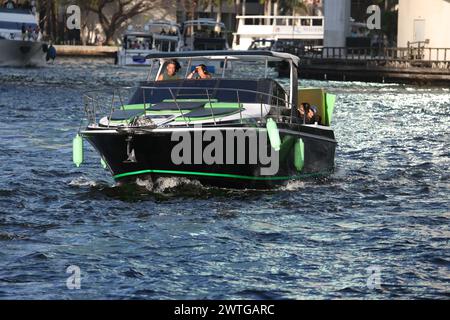 Miami, Floride, États-Unis. 17 mars 2024. Les couvre-feux à South Beach mènent aux Spring Breakers qui prennent les voies navigables le 17 mars 2024 à Miami, en Floride. Crédit : Mpi34/Media Punch/Alamy Live News Banque D'Images