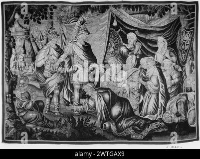 Famille de Darius avant Alexandre. Le Brun, Charles (français, 1619-1690) (dessiné après) [peintre] c. 1725-1775 tapisserie dimensions : H 7'7' x l 10'7' tapisserie matériaux/techniques : inconnu culture : Centre de tissage français : Marche histoire de propriété : Français & Co. acheté de Geo. D. Widener, facturé le 24/11/1928, vendu à l'American Art Association le 12/12/1930. Alexandre accompagné d'Héphaïsèse, tous deux en armure avec des casques à plumes (l), se tient devant la famille de Darius ; les membres de la famille, avec enfant, agenouillé, certains prostrés devant Alexandre sous tente ; tentes supplémentaires avec garde en arrière-plan (l) Bo Banque D'Images