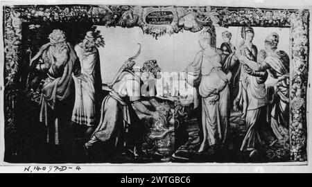 La reine Tomyris a la tête de Cyrus plongée dans l'urne de sang. Inconnu c. 1660-1680 tapisserie matériaux / techniques : inconnu culture : Centre de tissage flamand : Bruxelles histoire de la propriété : Français & Co. Inscriptions : inscription dans le cartouche de bordure supérieure, au centre : VINDICTA / TAMVRIS IN MORTEM / FILV SVI / SCH[y]TABVM BECIS la reine Tomyris porte la couronne ordonne à la tête de Cyrus déchu d'être plongé dans un vaisseau de sang humain (R du centre, au premier plan); L'homme plonge la tête de Cyrus dans le vaisseau de sang (l du centre, premier plan) ; 2 hommes avec turbans approche (l, premier plan) ; plusieurs personnages se tiennent derrière la Reine Tomyris (R, milieu Banque D'Images