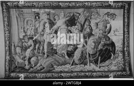 Chute de Troie : Helen embarque sur le navire pour retourner à Sparte. Inconnu c. 1675-1700 dimensions de tapisserie : H 9'6' x l 15'6' tapisserie matériaux/techniques : inconnu culture : Centre de tissage français : Aubusson histoire de propriété : Français et Co. reçu de Raymond Luber, s.d. ; retourné le 18/02/1957. Helen a aidé à bord du navire grec partant pour Sparte, comme l'homme (Paris ?) Avec poignard et tenant sa main dit ses adieux ; homme rassemblant des trésors pillés (l) et un autre sonnant la corne à la proue du navire (R) ; ville brûlant et soldats précipitant les gens hors des murs de la ville en arrière-plan (l) (BRD) les feuilles d'acanthus soutenues Banque D'Images