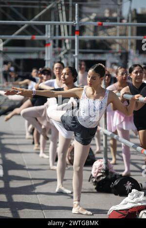 Mexico, Mexique. 17 mars 2024. Les gens participent à un cours de danse massif dirigé par la danseuse Elisa Carrillo au Zocalo Square à Mexico, Mexique, le 17 mars 2024. Crédit : Francisco Canedo/Xinhua/Alamy Live News Banque D'Images