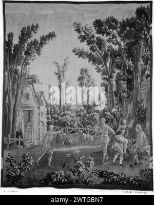 Piggy-back. Huet, Jean-Baptiste (français, 1745-1811) (dessiné après) [peintre] c. 1780-1810 tapisserie dimensions : H 8'4' x l 6'10' tapisserie matériaux/techniques : inconnu culture : Centre de tissage français : Aubusson histoire de propriété : Français & Co. acheté de Mme C. C. Grinswald, facturé le 4/1930 ; vendu à Herbert Bertrand 4/1936 [SS 36450-b]. French & Co. reçu de MRS Herbert Bertrand, 29/12/1943 ; retourné le 10/24/1946 [SS 76825]. Dans le paysage avec des arbres, rivière et plantes à fleurs près de la ferme (l), un groupe de 4 garçons jouant au cochon comme un autre garçon approche (l) ; pont et village avec ch Banque D'Images