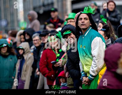 Montréal, Canada. 17 mars 2024. Les gens regardent un défilé pendant la préparation Célébration de la fête de Patrick à Montréal, Canada, le 17 mars 2024. Prog La fête de Patrick est largement célébrée par les communautés irlandaises du monde entier. Crédit : Andrew Soong/Xinhua/Alamy Live News Banque D'Images