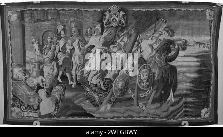 Chute de Troie : Helen embarque sur le navire pour retourner à Sparte. Inconnu c. 1710-1720 dimensions de tapisserie : H 5'10' x l 10'5' tapisserie matériaux/techniques : inconnu culture : Centre de tissage français : Aubusson histoire de propriété : Français et Co. reçu de Frederick Sheldon, 6/11/1964 ; retourné le 10/13/1964. Helen a aidé à bord du navire grec partant pour Sparte, comme l'homme (Paris ?) Avec poignard et tenant sa main dit ses adieux ; homme rassemblant des trésors pillés (l) et un autre sonnant la corne à l'avant du navire (R) ; ville brûlant et soldats précipitant les gens hors des murs de la ville en arrière-plan (l) (BRD) décorativ lobé Banque D'Images