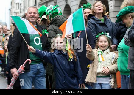 Londres, Royaume-Uni. 18 mars 2024. Les gens assistent au Patrick's Day Parade à Londres, Grande-Bretagne, le 17 mars 2024. Prog La fête de Patrick est largement célébrée par les communautés irlandaises du monde entier. Crédit : Xinhua/Alamy Live News Banque D'Images