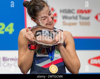 Birmingham, Royaume-Uni. 18 mars 2024. L'espagnole Carolina Marin célèbre lors de la cérémonie de remise des prix après la finale féminine en simple contre la japonaise Yamaguchi Akane au YONEX All England Open Badminton Championships 2024 à Birmingham, Grande-Bretagne, le 17 mars 2024. Crédit : Xinhua/Alamy Live News Banque D'Images