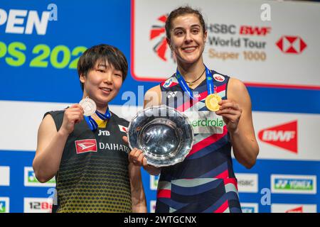 Birmingham, Royaume-Uni. 18 mars 2024. L'espagnole Carolina Marin (R) et la japonaise Yamaguchi Akane assistent à la cérémonie de remise des prix pour la finale féminine du YONEX All England Open Badminton Championships 2024 à Birmingham, Grande-Bretagne, le 17 mars 2024. Crédit : Xinhua/Alamy Live News Banque D'Images