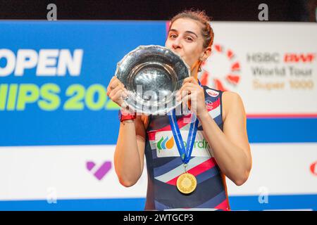 Birmingham, Royaume-Uni. 18 mars 2024. L'espagnole Carolina Marin célèbre lors de la cérémonie de remise des prix après la finale féminine en simple contre la japonaise Yamaguchi Akane au YONEX All England Open Badminton Championships 2024 à Birmingham, Grande-Bretagne, le 17 mars 2024. Crédit : Xinhua/Alamy Live News Banque D'Images