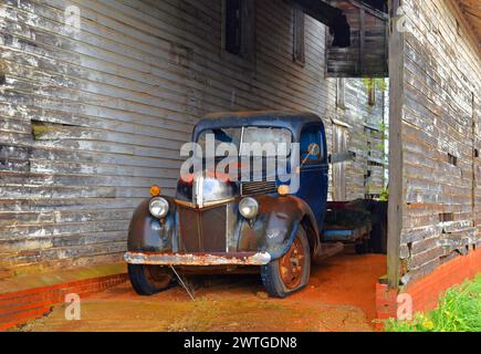 Vieux camion abandonné près d'Atlanta, Géorgie Banque D'Images