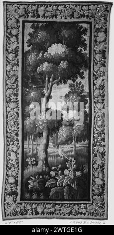 Oiseau dans le paysage. Inconnu c. 1700 dimensions de tapisserie : H 9'7' x l 4'9' tapisserie matériaux/techniques : inconnu culture : Centre de tissage français : Aubusson historique de propriété : French & Co. acheté de MRS J. S. Frelinghuysen, facturé le 18/1929 ; vendu à Mr John P. Stern le 4/25/1957. Oiseau dans la prairie avec des plantes à fleurs et des arbres ; bâtiments sur des collines à distance (BRD) guirlande de fleurs combinée avec des feuilles d'acanthus liées par ruban ; (l & R BRD) feuilles d'acanthus liées par ruban encadrant un médaillon avec des fleurs au centre ; grandes feuilles d'acanthus liées par ruban dans les coins Français et Co. feuille de stock dans les archives, 34392-b Banque D'Images