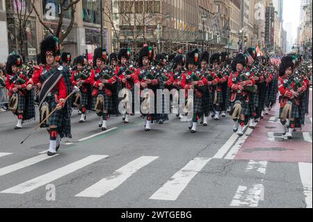 Ambiance pendant l'année Patrick's Day Parade sur la Cinquième Avenue à New York le 16 mars 2024 Banque D'Images