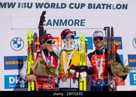Canmore, Alberta, Canada. 17 mars 2024.de gauche à droite : Johannes Dale-Skjevdal de Norvège (argent), Johannes Thingnes Boe de Norvège (or) et Emilien Jacquelin de France (bronze) sur le podium à la compétition BMW IBU World Cup Biathlon 2024 masculin de 15 km départ en masse à Canmore, Canada. Crédit : Jozef Karoly/Alamy Live News. Banque D'Images