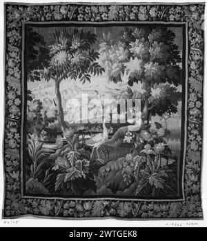 Paysage avec grand oiseau. Inconnu c. 1700-1740 dimensions de tapisserie : H 9' x l 8'6' matériaux/techniques de tapisserie : inconnu culture : Centre de tissage français : Aubusson historique de propriété : French & Co. acheté de MRS W. T. Hoops, facturé le 20/1928 ; vendu à MRS A. B. Spreckels 8/19/1930 [SS 32480]. French & Co. reçu de M. R. Walsh, facturé le 3 décembre 1932 ; retourné le 10 décembre 5/1932 [art. 17546]. Oiseau au centre parmi les fleurs sauvages, les plantes et les arbres ; la rivière coule, menant à la ville sur la rive opposée ; bâtiments supplémentaires sur les collines voisines à distance (BRD) frontière avec des feuilles d'acanthe en spirale et décorat floral Banque D'Images
