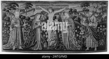 Crucifixion. Inconnu c. 1525-1550 dimensions de tapisserie : H 3'3' x l 6'10' matériaux/techniques de tapisserie : inconnu culture : Centre de tissage du Sud des pays-Bas : inconnu historique de propriété : Français et Co. reçu de Felix Gouled, 12/1941 ; retourné, 4/28/1942 [SS 75742]. French & CO. acheté chez Felix Gouled, 6/30/1950 [SS 51640x]. Inscriptions : inscription dans le champ central, sur la croix : INRI [=Iesus Nazarenus Rex Iudaeorum] Christ sur la croix flanquée de Vierge Marie & Peter (l) & préparé Jean l'évangéliste & un autre saint (=équipé James le Grand ?) (R) ; élaboré Mary Madeleine agenouillée au pied de la croix de Bor Banque D'Images