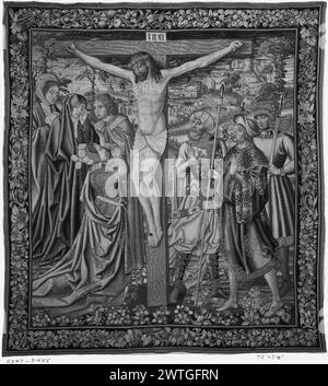 Crucifixion du Christ. Inconnu c. 1510-1520 dimensions de tapisserie : H 7'10' x l 7'2' tapisserie matériaux / techniques : inconnu culture : Centre de tissage du Sud des pays-Bas : inconnu historique de propriété : Français et Co. acheté à la Galerie d'art espagnole 3/224/1921, vendu à Raimundo Ruiz 5/19/1938 [SS 11043]. French & Co. reçu de Raimundo Ruiz, s.d., retourné s.d. [probablement 1941] [SS 75452]. Inscriptions : inscription dans le champ central, sur la croix [partiellement visible sur la photographie] : INRI [=Iesus Nazarenus Rex Iudaeorum] Christ sur la croix ; Vierge Marie, SS. Jean l'évangéliste & Marie Madeleine présents ; anges Banque D'Images