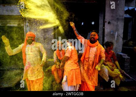 Mathura, Inde. 17 mars 2024. Les dévots se jettent de la poudre de couleur pendant les célébrations de Laddu Holi au temple Radharani de Barssana - Uttar Pradesh. La fête des couleurs du printemps au temple Radharani dans le village de Barsana de l'Uttar Pradesh en Inde est le premier jour de célébration du principal festival Holi. Ce festival les dévots et les prêtres du temple Barsana se jettent Laddu (doux traditionnel) les uns sur les autres. Holi est un festival de printemps aussi connu comme le festival des couleurs ou le festival de l'amour. Crédit : SOPA images Limited/Alamy Live News Banque D'Images