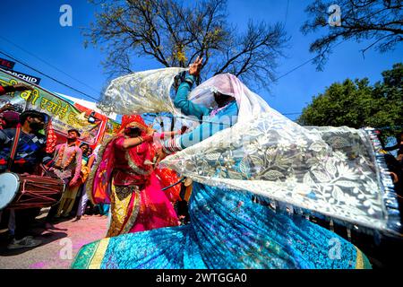 Mathura, Inde. 17 mars 2024. Un couple transgenre danse pendant les célébrations de Laddu Holi au temple Radharani de Barssana - Uttar Pradesh. La fête des couleurs du printemps au temple Radharani dans le village de Barsana de l'Uttar Pradesh en Inde est le premier jour de célébration du principal festival Holi. Ce festival les dévots et les prêtres du temple Barsana se jettent Laddu (doux traditionnel) les uns sur les autres. Holi est un festival de printemps aussi connu comme le festival des couleurs ou le festival de l'amour. (Photo par Avishek Das/SOPA images/SIPA USA) crédit : SIPA USA/Alamy Live News Banque D'Images