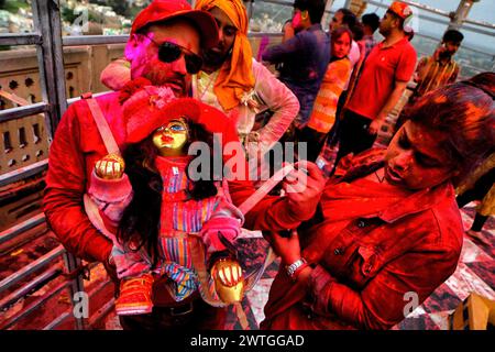 Des dévots hindous ont vu porter une idole du Dieu hindou Seigneur Krishna pendant les célébrations de Laddu Holi au temple Radharani de Barssana - Uttar Pradesh. La fête des couleurs du printemps au temple Radharani dans le village de Barsana de l'Uttar Pradesh en Inde est le premier jour de célébration du principal festival Holi. Ce festival les dévots et les prêtres du temple Barsana se jettent Laddu (doux traditionnel) les uns sur les autres. Holi est un festival de printemps aussi connu comme le festival des couleurs ou le festival de l'amour. (Photo Avishek Das/SOPA images/SIPA USA) Banque D'Images