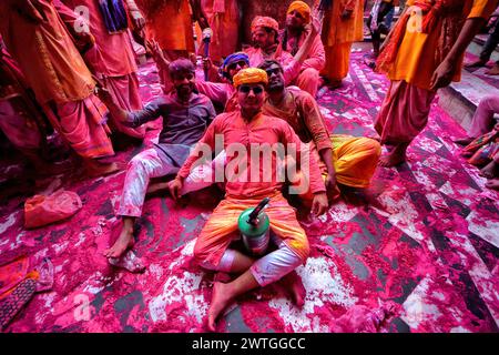 Mathura, Inde. 17 mars 2024. Les dévots vus posant pour une photo alors qu'ils célèbrent le festival Laddu Holi au temple Radharani de Barssana - Uttar Pradesh. La fête des couleurs du printemps au temple Radharani dans le village de Barsana de l'Uttar Pradesh en Inde est le premier jour de célébration du principal festival Holi. Ce festival les dévots et les prêtres du temple Barsana se jettent Laddu (doux traditionnel) les uns sur les autres. Holi est un festival de printemps aussi connu comme le festival des couleurs ou le festival de l'amour. (Photo par Avishek Das/SOPA images/SIPA USA) crédit : SIPA USA/Alamy Live News Banque D'Images