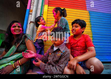 Mathura, Inde. 17 mars 2024. Des enfants vus jouer avec des poudres colorées dans la rue de Barsana. La fête des couleurs du printemps au temple Radharani dans le village de Barsana de l'Uttar Pradesh en Inde est le premier jour de célébration du principal festival Holi. Ce festival les dévots et les prêtres du temple Barsana se jettent Laddu (doux traditionnel) les uns sur les autres. Holi est un festival de printemps aussi connu comme le festival des couleurs ou le festival de l'amour. (Photo par Avishek Das/SOPA images/SIPA USA) crédit : SIPA USA/Alamy Live News Banque D'Images