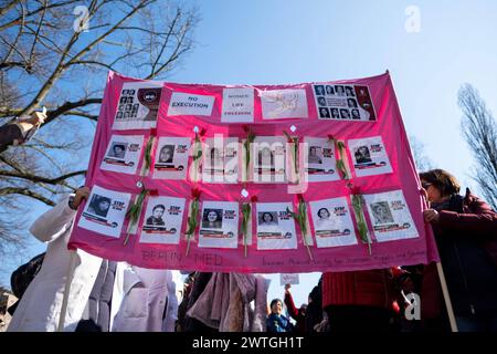 Gewerkschaftliche démonstration zum Internationalen Frauentag à Berlin. / Manifestation syndicale à l'occasion de la Journée internationale de la femme à Berlin. Snapshot-Photography/K.M.Krause *** manifestation syndicale à l'occasion de la Journée internationale de la femme à Berlin manifestation syndicale à l'occasion de la Journée internationale de la femme à Berlin photographie photographique K M Krause Banque D'Images