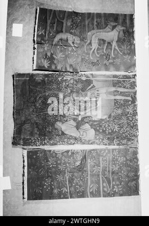 Trois panneaux de chasse au cerf. Inconnu c. 1500 tapisserie dimensions : H 7'1,5' x W 3' (fragment de gauche) tapisserie matériaux/techniques : laine culture : Sud des pays-Bas histoire de propriété : Français et Co. Legs de Helen Hay Whitney (MRS Payne Whitney) 1944. États-Unis, New York, New York, le Metropolitan Museum of Art, accno. 45.128.22. Buste de noble monté sur cheval, chevauchant dans les bois, terrain floral (l) ; paysage boisé, chasseur saisit les pattes arrière de cerf couchées sur le dos, autre chasseur observant, terrain floral (centre) ; paysage boisé, chien de chasse parfumé et 2 lévriers (R) fragments largement retissés Banque D'Images