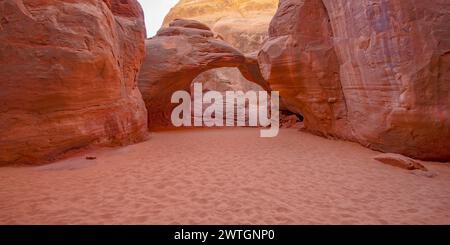 Sand Dune Arch dans le parc national des Arches Utah, États-Unis Banque D'Images