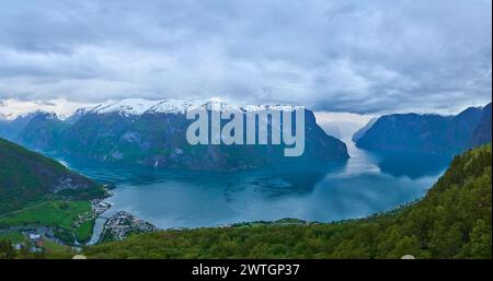 Beau et tranquille paysage de l'Aurlandsfjord près de Flam, vu du point de vue Stegastein haut au-dessus avec des sommets de montagne enneigés dans le th Banque D'Images