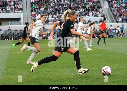 17 mars 2024 : NWSL - National Women's Soccer League - milieu de terrain d'Angel City FC AMANDINE HENRY fait un grand plaisir au but pendant la seconde moitié de jeu alors que Angel City FC a été exclu par Bay FC 1 à 0 dans leur match d'ouverture à domicile de la saison 2024, Bom Stadium, Los Angeles, CALIFORNIE, États-Unis, 17 mars 2024. Crédit image cr Scott Mitchell/ZUMA Press (crédit image : © Scott Mitchell/ZUMA Press Wire) USAGE ÉDITORIAL SEULEMENT! Non destiné à UN USAGE commercial ! Banque D'Images