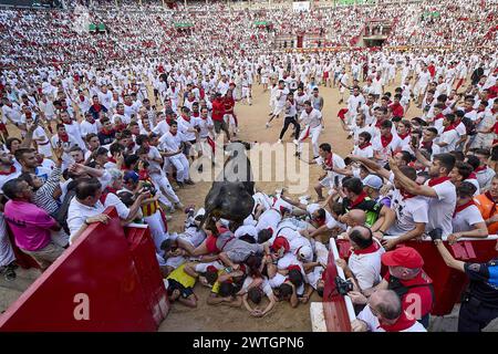 Pampelune, Navarre, Espagne. 9 juillet 2023. Arrivée et les coureurs et les taureaux aux arènes de Pampelune pendant la course de taureaux au Festival de San Fermin. (Crédit image : © Ruben Albarran/ZUMA Press Wire) USAGE ÉDITORIAL SEULEMENT! Non destiné à UN USAGE commercial ! Banque D'Images