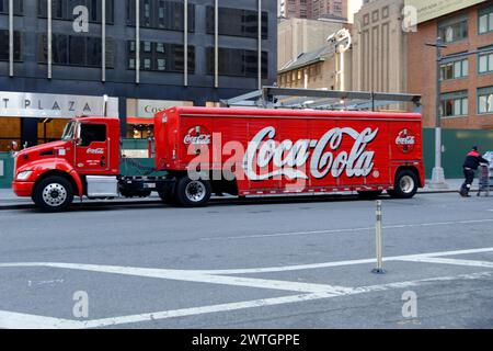 Camion de livraison Red Coca-Cola conduisant dans une rue de la ville, Manhattan, New York City, New York, États-Unis, Amérique du Nord Banque D'Images