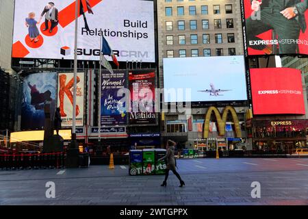 Times Square le matin avec des panneaux d'affichage animés et quelques passants, Manhattan, New York City, New York, USA, Amérique du Nord Banque D'Images