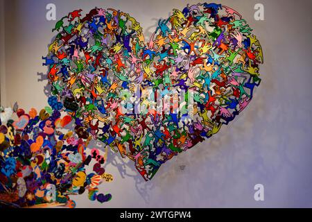 Coeur coloré fait de pièces de puzzle sur le mur dans un style artistique, Manhattan, New York City, New York, USA, Amérique du Nord Banque D'Images