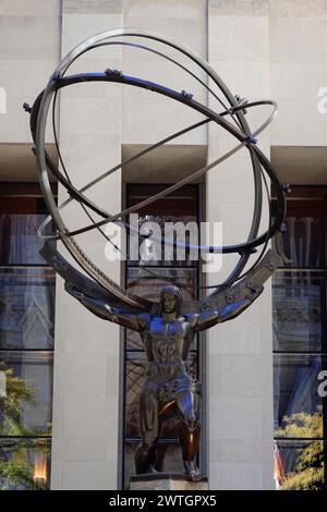 Rockefeller Center, statue en bronze d'Atlas tenant le globe devant un bâtiment, Manhattan, New York City, New York, États-Unis, Amérique du Nord Banque D'Images