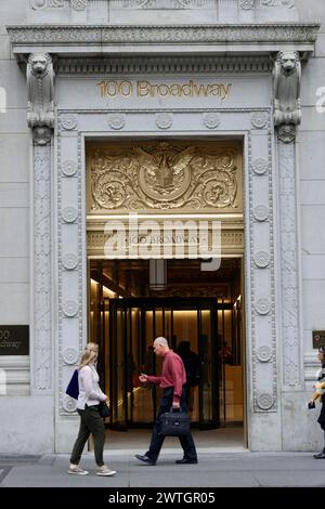 Deux personnes passent devant une entrée de bâtiment historique ornée, Manhattan, New York City, New York, USA, Amérique du Nord Banque D'Images