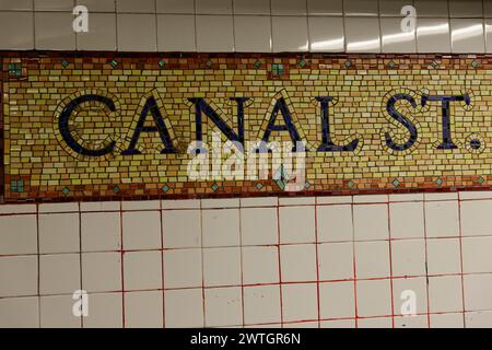 Vieux panneau en mosaïque 'canal Street' dans une station de métro de New York, Manhattan, New York City, New York, USA, Amérique du Nord Banque D'Images