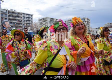 Patras, Grèce. 17 mars 2024. Les gens célèbrent et dansent pendant le défilé flottant pour les célébrations du carnaval. Avec plus de 180 ans d'histoire, le Carnaval de Patras, connu sous le nom de Patrino Karnavali, est le plus grand événement de ce genre du pays. Crédit : Dimitris Aspiotis/Alamy Live News Banque D'Images