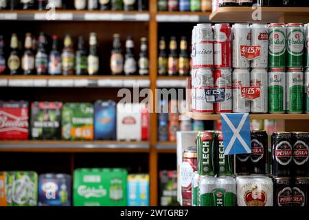 Photo de fichier non datée d'alcool en vente dans un Edimbourg hors permis. Plus de 80 organisations à travers l'Écosse et au-delà appellent le gouvernement écossais à augmenter le prix minimum de l'alcool avant le vote de Holyrood. Dans une lettre, signée par une myriade d'associations caritatives, de groupes religieux et d'organisations médicales, les signataires ont demandé au gouvernement écossais d'augmenter le prix unitaire minimum (MUP) à 65 pence. Date d'émission : lundi 18 mars 2024. Banque D'Images