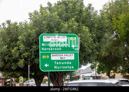 Barossa Valley, panneau de rue dans le centre-ville de Lyndoch donnant des indications pour les villes et les routes locales, Australie du Sud, 2024 Banque D'Images