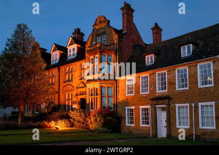 Bâtiments éclairés à l'aube le long de la rue South Bar. Banbury, Oxfordshire, Angleterre Banque D'Images