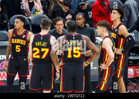 Los Angeles, États-Unis. 17 mars 2024. Quin Snyder (3e l), entraîneur-chef des Atlanta Hawks, discute avec son équipe dans un délai imparti lors d'un match de basket-ball NBA contre les Clippers de Los Angeles au Crypto.com Arena le dimanche 17 mars 2024 à Los Angeles. Score final : Hawks 110:93 Clippers crédit : SOPA images Limited/Alamy Live News Banque D'Images
